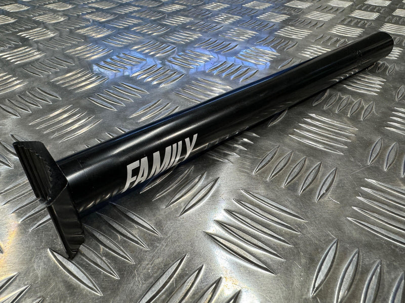 Family Pivotal 25.4 x 300mm Seatpost Black